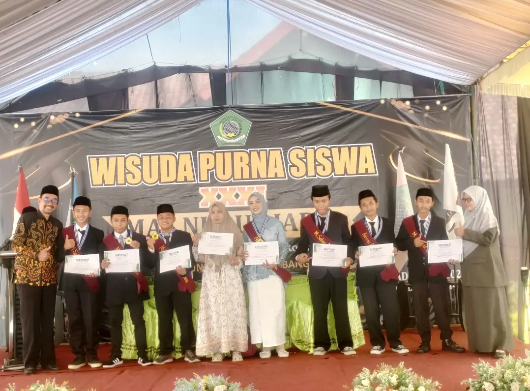 Delapan Wisudawan MA Nurul Jadid Jombang Hafal 30 Juz Al-Qur’an