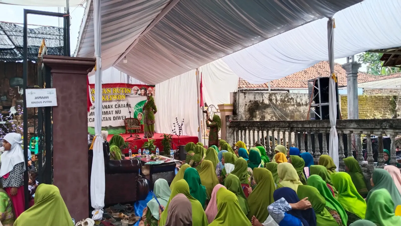 Ajak Rutin Sedekah, Hj Munjidah Wahab Hadiri Rutinan Ahad Kliwon