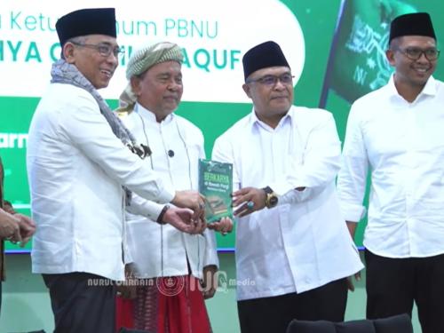 Penyerahan Buku Karya Pengurus LAZISNU PBNU di Penghujung Tasyakuran 1 Abad NU