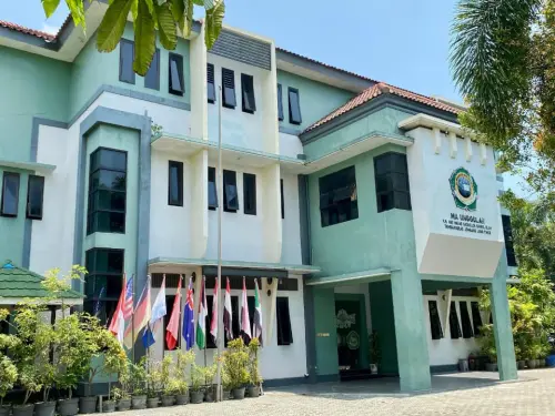 Siap Jadi Penginapan Muktamirin, MA-UWH Tambakberas Percantik Lokasi