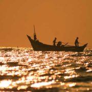 Suatu hari terdapat dua orang nelayan yang sedang mencari ikan di tengah-tengah laut. Mereka berdua, Si Alim dan Si Bahlul.