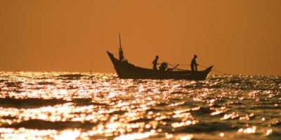 Suatu hari terdapat dua orang nelayan yang sedang mencari ikan di tengah-tengah laut. Mereka berdua, Si Alim dan Si Bahlul.