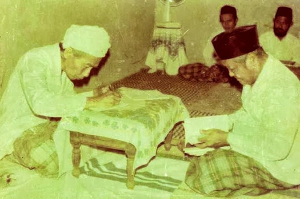 Tradisi "Menyembunyikan" Nasab -KH. Muhammad Arwani Amin (2)