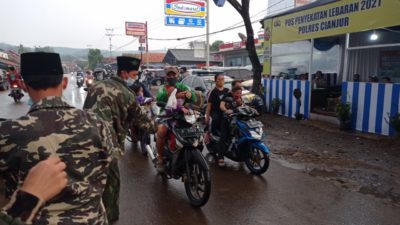 Dukung Dalam Bertugas, GP Ansor Cikalong Kulon Cianjur Bagikan Takjil Untuk Polisi