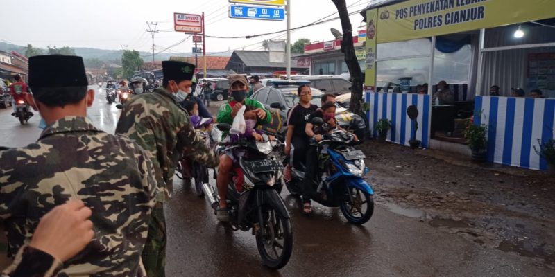 Dukung Dalam Bertugas, GP Ansor Cikalong Kulon Cianjur Bagikan Takjil Untuk Polisi