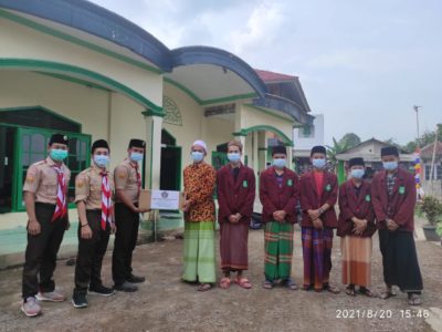 Sako Pramuka Ma'arif NU Cianjur Bagikan Masker dan Hand Sanitizer