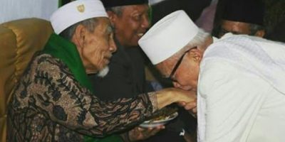 Cium Tangan Bolak Balik, Salah Satu Kebiasaan Santri