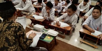 Pesantren: Menjaga Ketradisionalan dan Mengikuti Arus Zaman