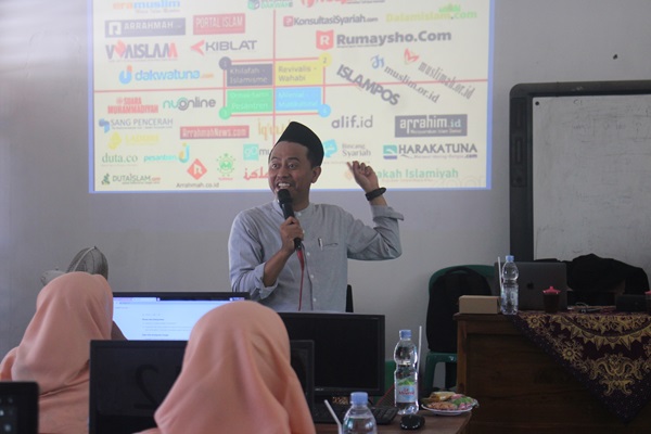 MISAKA (Madrasah Islam Syarifatul Ulum Katerban) 6 Tahun Ngawi Selenggarakan Pelatihan Pemanfaatan Artificial Intelligence (AI) dalam Upaya meningkatkan Kompetensi dan Literasi Digital Guru