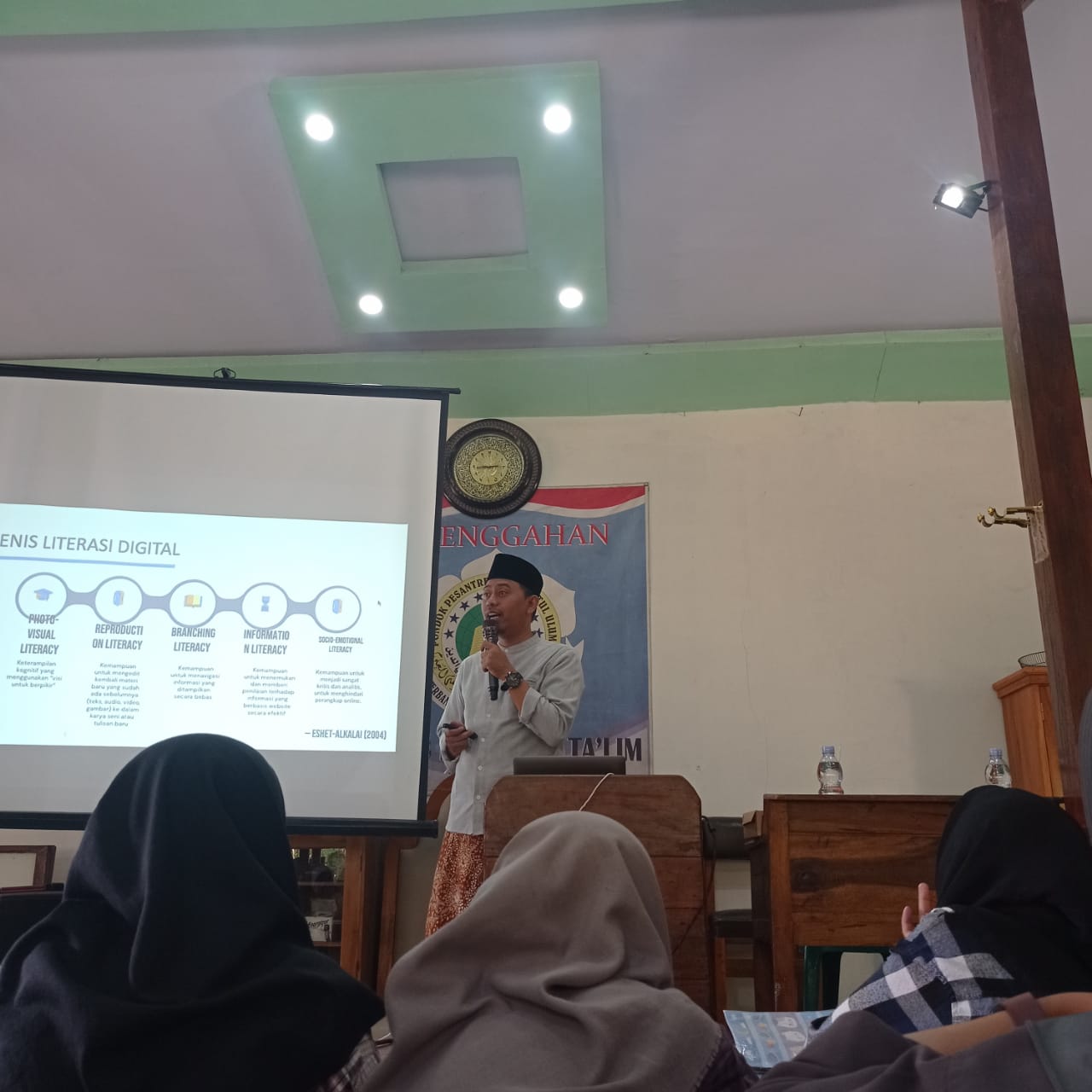 ”Ikhtiar Melestarikan Tradisi Literasi Digital Santri, Santri Lebih Bijak dan Selektif” Program Mengundang Tokoh MISAKA 6 Tahun Katerban Ngawi