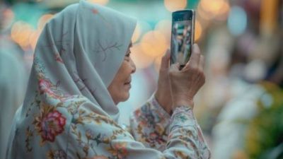 Doa Di Era Digital: Mencari Tuhan Dengan Ujung Jempol