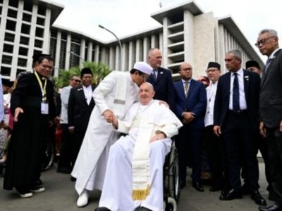 Salahkah Menag Nasaruddin Umar Mencium Kening Paus Fransiskus?