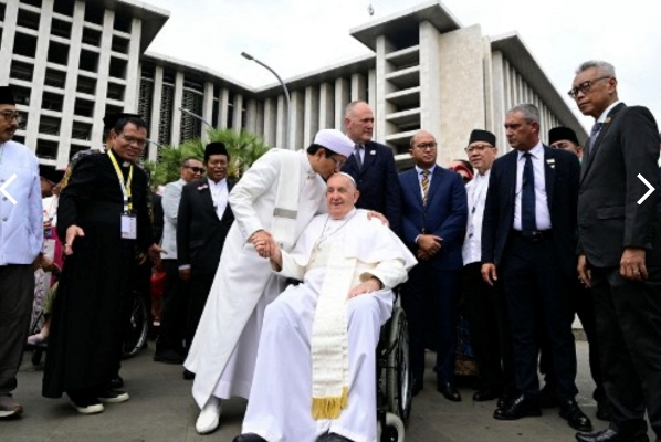 Salahkah Menag Nasaruddin Umar Mencium Kening Paus Fransiskus?